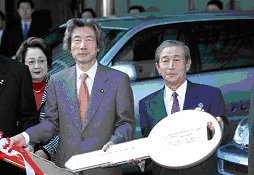 本田、Honda聯(lián)合舉行Honda燃料電池轎車FCX試乘試駕活動-向日本首相小泉交付FCX