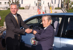 本田、Honda聯(lián)合舉行Honda燃料電池轎車FCX試乘試駕活動-向美國洛杉磯市長Hahn交付FCX