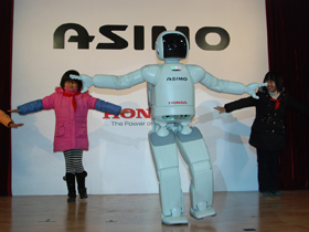 類人型機器人ASIMO赴都江堰演出-單腳站立比